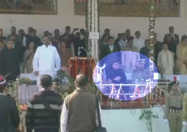 राष्ट्रगान के समय नहीं खड़े हुए अधिकारी