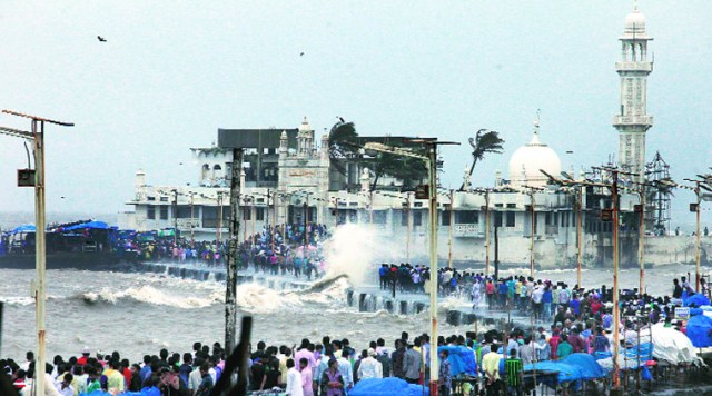 हाजी अली दरगाह में प्रवेश के लिए मुस्लिम महिलाओं का प्रदर्शन