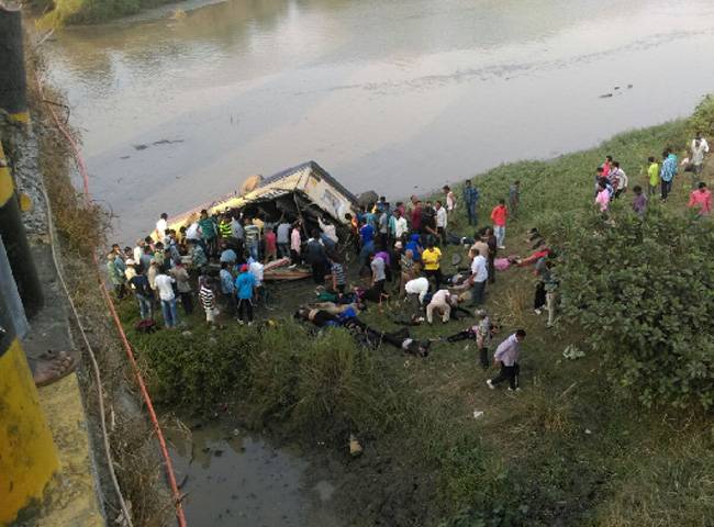गुजरात: पुल से गिरी बस, 42 लोगों की मौत, 18 घायल