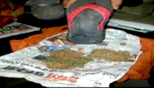 कैदियों को गांजा पहुंचाने के खेल का भंडाफोड़