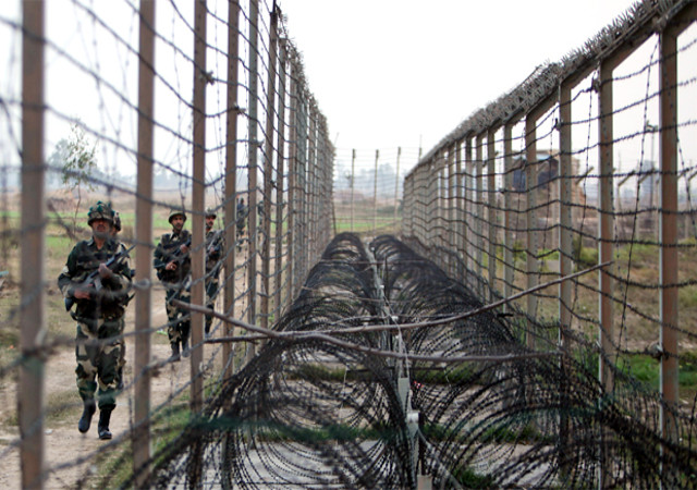 BSF ने सीमा के पास दो पाकिस्तानी समेत 4 तस्करों को मार गिराया