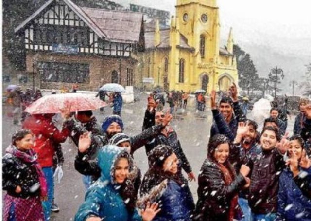 बर्फबारी से लुढ़का पारा