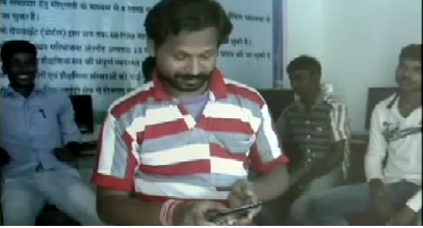 कोमल साहू को प्रशस्ति प्रत्र देकर सीएम रमन ने किया सम्मानित