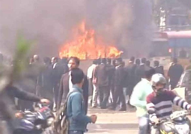 UP: लखनऊ में वकील की हत्या, आगजनी और उग्र प्रदर्शन