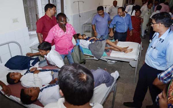 नेशनल डी-वॉर्मिंग डे पर कृमिनाशक दवा खाने से कई बच्चे पड़े बीमार