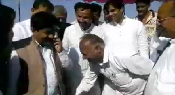 प्रिंसिपल ने मंत्री को दिखाई हाथ की सफाई