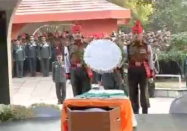 लांस नायक हनुमनथप्पा को रक्षा मंत्री पर्रिकर, तीनों सेना प्रमुखों ने दी श्रद्धांजलि
