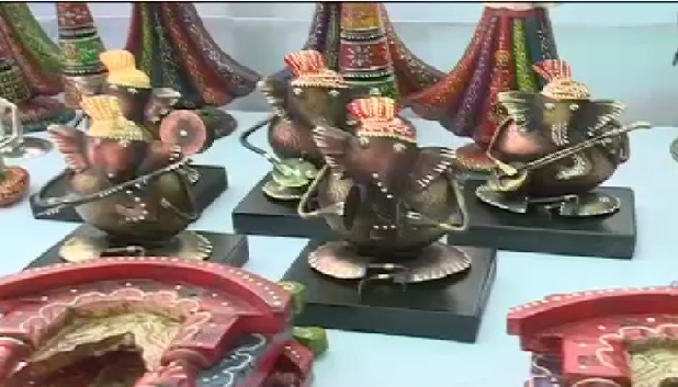 दस्तकारी हाट शिल्प बाजार में देशभर की छटा बिखरी