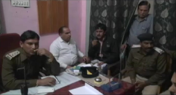 आंखों में मिर्च पाउडर झोंककर करीब डेढ़ लाख की लूट