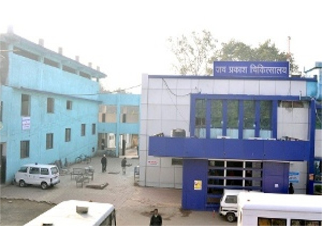 जेपी अस्पताल की दवा में निकला कीड़ा, कांग्रेस ने किया प्रदर्शन