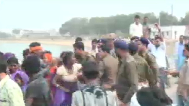पानी की समस्या को लेकर आदिवासियों ने किया प्रदर्शन
