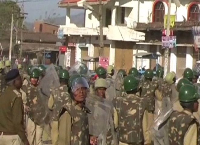 अतिक्रमण हटाने को लेकर विवाद, लोगों ने पुलिस पर किया पथराव