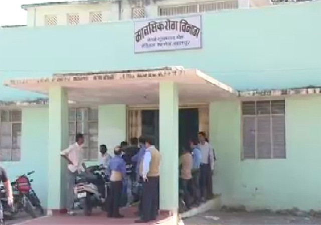 धुआंधार में बच्चे समेत महिला ने लगाई छलांग