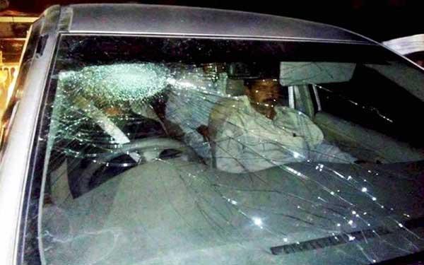 केजरीवाल के कार पर पथराव
