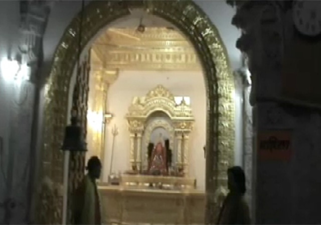 सोने से सजाया गया है मां बम्लेश्वरी मंदिर स्थित माता का गर्भ गृह