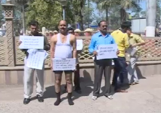 लोकप्रियता के नए हथकंडेः पार्षद ने अर्धनग्न होकर किया प्रदर्शन