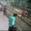 खुदकुशी करने रेलवे ट्रैक पर लेटे शख्स को लोगों ने बचाया.. देखें वीडियो