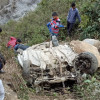 अनियंत्रित होकर गहरी खाई में जा गिरी कार, 3 की मौत, 1 गंभीर