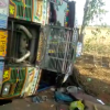 ट्रक की टक्कर से बाइक सवार की मौत, दुर्घटना के बाद पलटा ट्रक, ड्राइवर फरार
