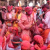 लठ्ठमार होली से पहले बरसाना में शुरू हुई लड्डू होली, देश-विदेश से पहुंच रहे पर्यटक