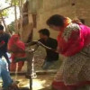 Watch Video: चुनावी सभा को छोड़ आग बुझाने पहुंची स्मृति ईरानी, हैंडपंप चलाकर की मदद