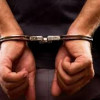पुलिस को चकमा देकर हथकड़ी समेत फरार हुआ बदमाश, खुलेआम तलवार लेकर घूम रहा था आरोपी