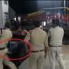 रेलवे यात्री और जीआरपी के लिए सिरदर्द बना मानसिक रोगी, प्रधान आरक्षक को पीटा.. वीडियो वायरल