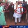 दाऊजी का देसी अंदाज, बच्चे के हाथ में भौंरा देख खुद को रोक नहीं पाए, राह चलते चलाया भौंरा.. देखिए