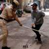 लॉकडाउन का उल्लंघन: कलेक्टर के निर्देश पर पुलिस ने दिखाई सख्ती, एक-दूसरे से ही लगवाए डंडे