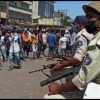 प्रवासी मजदूरों का हंगामा, शांत कराने पहुंची पुलिस पर किया पथराव, दागे आंसू गैस के गोले, देखें…
