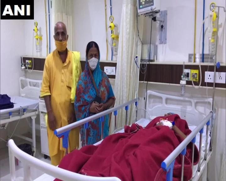 सोनू सूद ने की गरीब लड़की की मदद, एक्सीडेंट में टूट गया था घुटना, ट्रेन बुक कराने से लेकर ऑपरेशन तक उठाया पूरा खर्च
