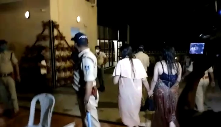 नाइट कर्फ्यू के दौरान राजधानी में पूल पार्टी में शराबखोरी, नशे में चूर मिले ‘रईसजादे’ 30 युवक-युवतियां पकड़े गए