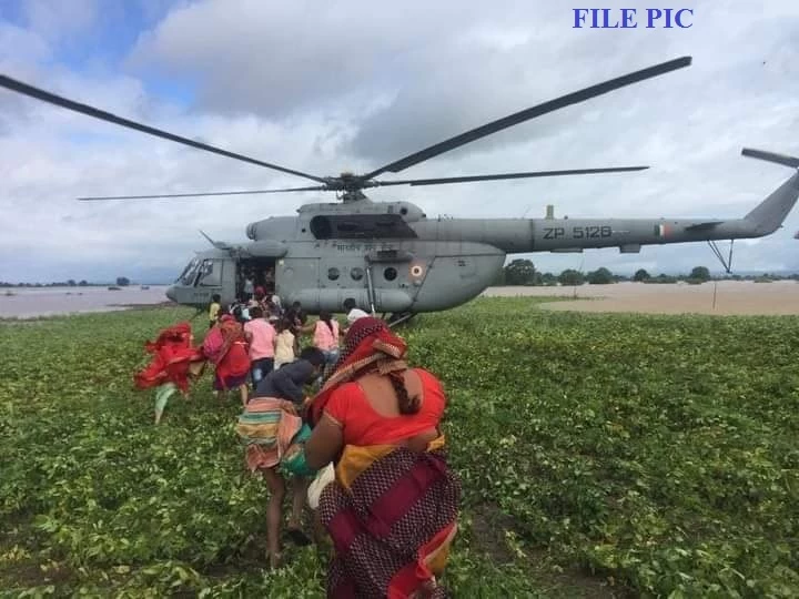 हेलीकॉप्टर की मदद ग्रामीणों का रेस्क्यू, बाढ़ में घिर गया  हैं गांव