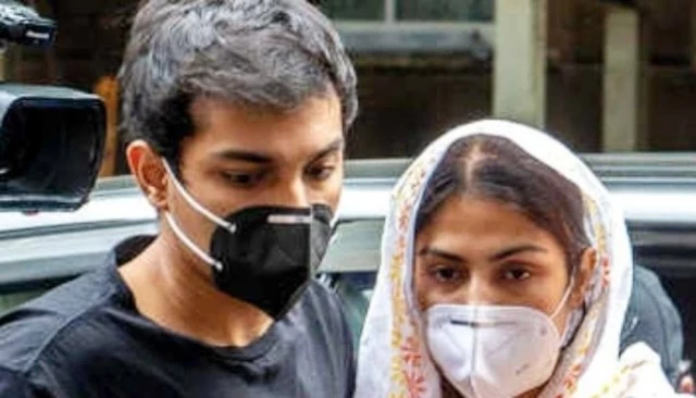 रिया चक्रवर्ती की शिकायत पर अभिनेता सुशांत की बहनों और डॉक्टर के खिलाफ FIR दर्ज