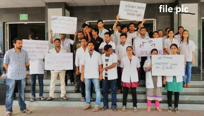 जांजगीर में भी हड़ताली NHM कर्मियों ने CMHO को सौंपा इस्तीफा, कर्मचारी नेता विजय झा ने किया बर्खास्तगी का विरोध