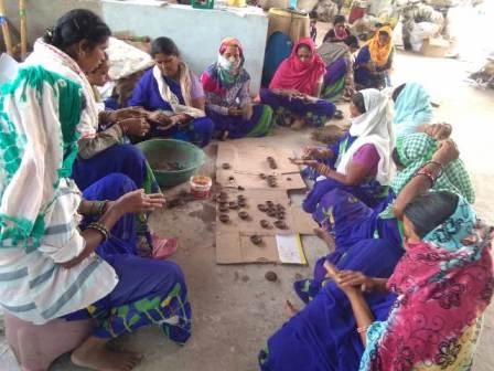 छत्तीसगढ़: गांवों में दीपावली की तैयारी शुरू, गोबर के दीए बनाने में जुटीं महिलाएं