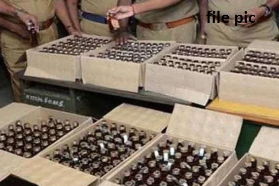 आबकारी विभाग की छापामार कार्रवाई लगातार जारी, महिंद्रा TUV सहित बड़ी मात्रा में अवैध शराब जब्त, आरोपियों को भेजा गया जेल