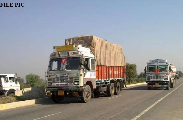 बिस्किट से भरे ट्रक की छत से 5 लाख कैश जब्त, हवाला का पैसा होने की आशंका