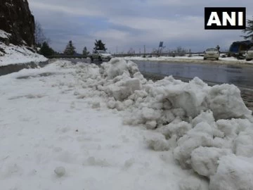 इन दो राज्यों में हुई भारी बर्फबारी, भूस्खलन के कारण राजमार्ग भी हुआ बंद