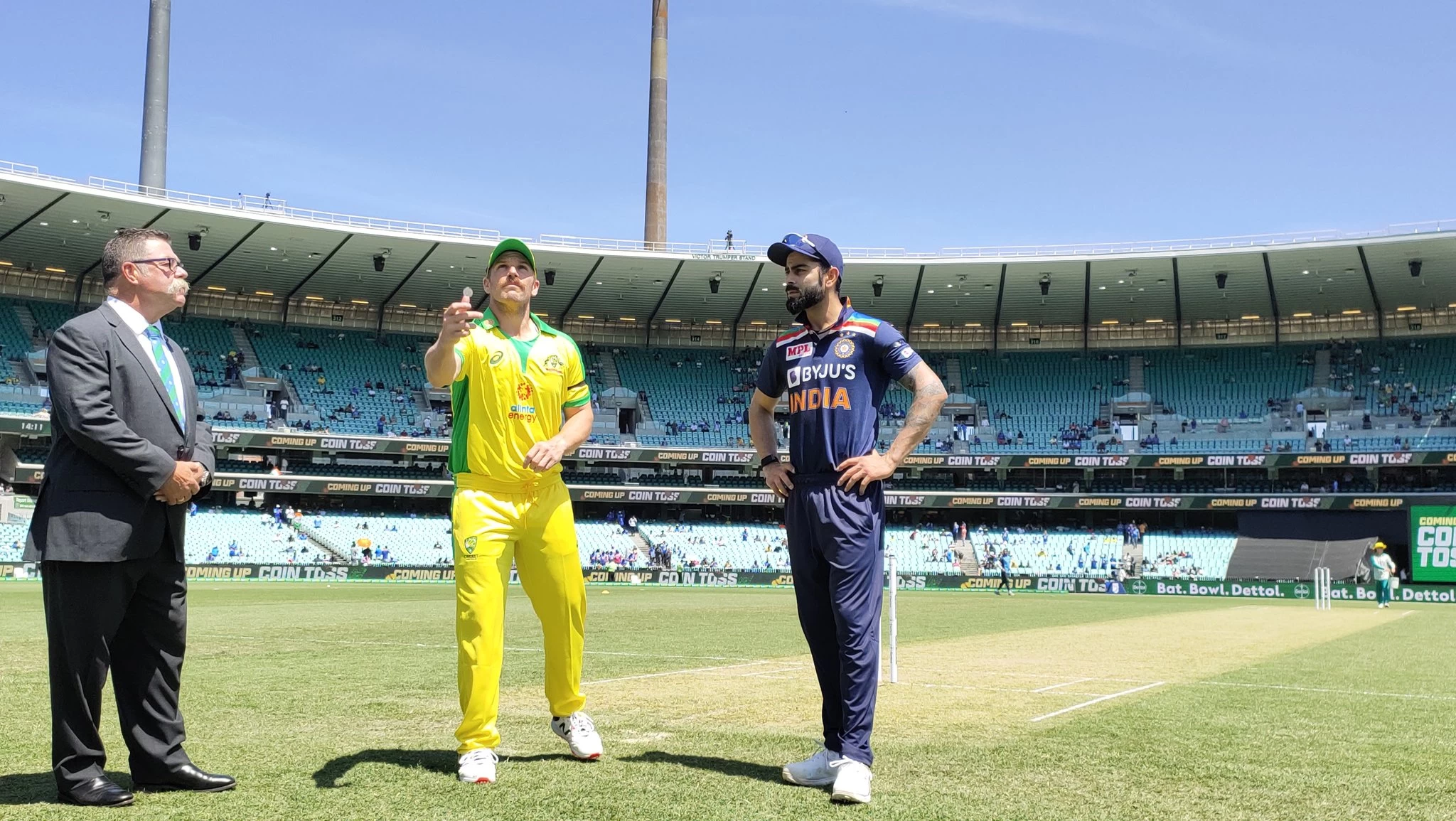 IND vs AUS: टॉस जीतकर ऑस्ट्रेलिया ने पहले बल्लेबाजी का लिया फैसला, नई जर्सी में नजर आई टीम इंडिया