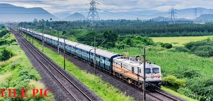 Indian Railway: गर्मी की छुट्टियों के लिए रेलवे का खास तोहफा! 217 स्पेशल ट्रेनों को चलाने का किया ऐलान