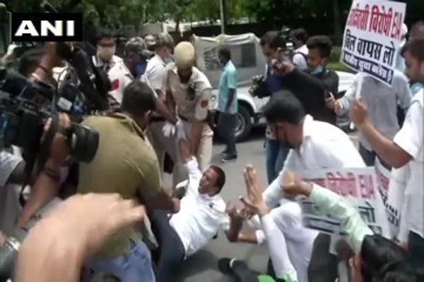 कांग्रेस कार्यकर्ताओं ने केंद्रीय मंत्री जावडेकर के आवास के बाहर किया प्रदर्शन, हिरासत में लिए गए