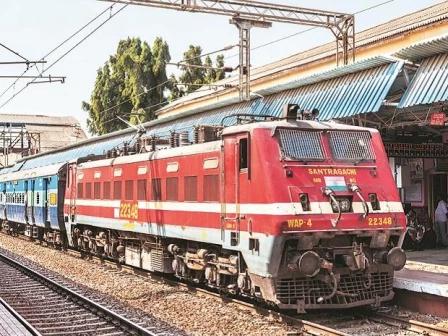 कोहरे के कारण रेलवे ने रद्द की 34 ट्रेनें, 26 ट्रेनों के फेरों में की गई कमी… देखें सूची