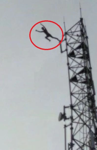 मोबाइल टॉवर से युवक ने लगाई छलांग, मौके पर हुई मौत,  देखिए खौफनाक वीडियो