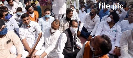 पेट्रोल-डीजल और रसोई गैस समेत बढ़ती महंगाई के विरोध में कांग्रेस का प्रदर्शन, उपवास पर बैठे कांग्रेसी कार्यकर्ता
