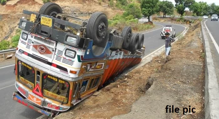 बालाघाट में बड़ा सड़क हादसा, ट्रक और स्कूटी की टक्कर में 4 की मौत 7 घायल, अनियंत्रित होकर पलटा ट्रक