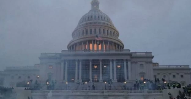 अमेरिकी संसद भवन पर हमला! खुद में झांकने को मजबूर दुनिया का सबसे पुराना लोकतंत्र