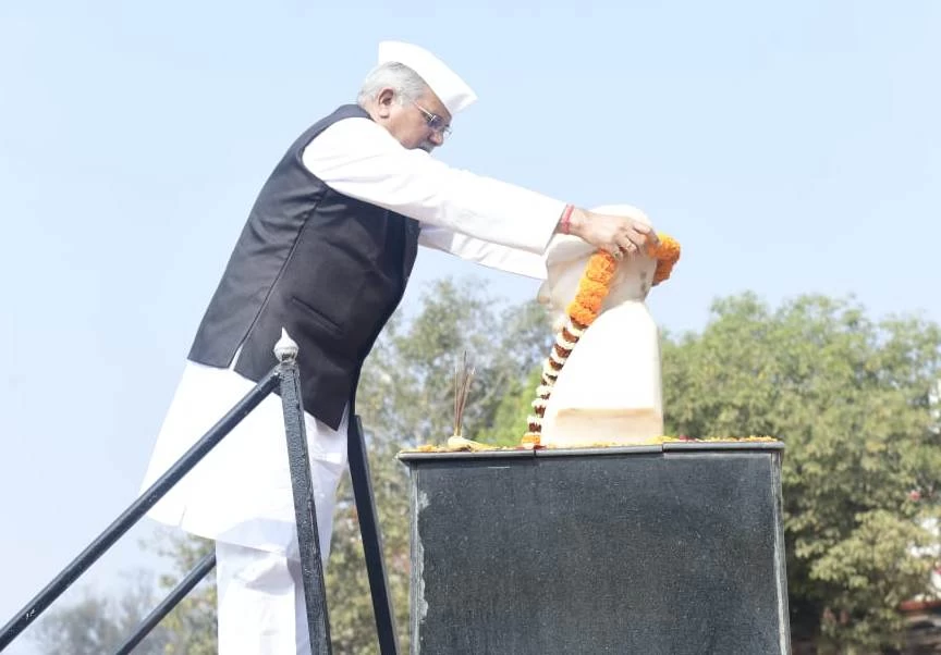जन-गण की जय : जगदलपुर के अमर शहीद स्मारक में मुख्यमंत्री भूपेश बघेल ने शहीदों को दी श्रद्धांजलि