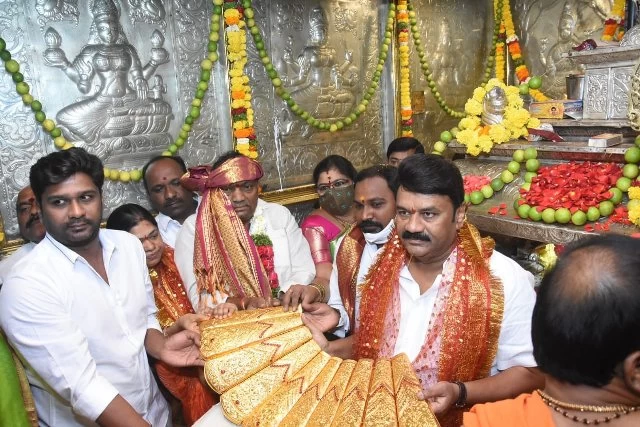 मुख्यमंत्री के जन्मदिन पर मंदिर में चढ़ाई ढाई किलो सोने की साड़ी, करोड़ों में है कीमत, हर कोई हैरान