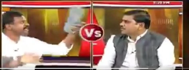 लाइव टीवी डिबेट के दौरान बीजेपी महासचिव को मारी चप्पल, इस बात से नाराज हो गए पैनलिस्ट श्रीनिवास राव, वायरल हो रहा वीडियो